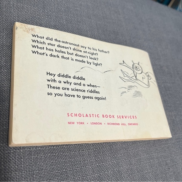Vintage Aarow Book of Science Riddles small softcover Rose Wyler - Picture 9 of 9